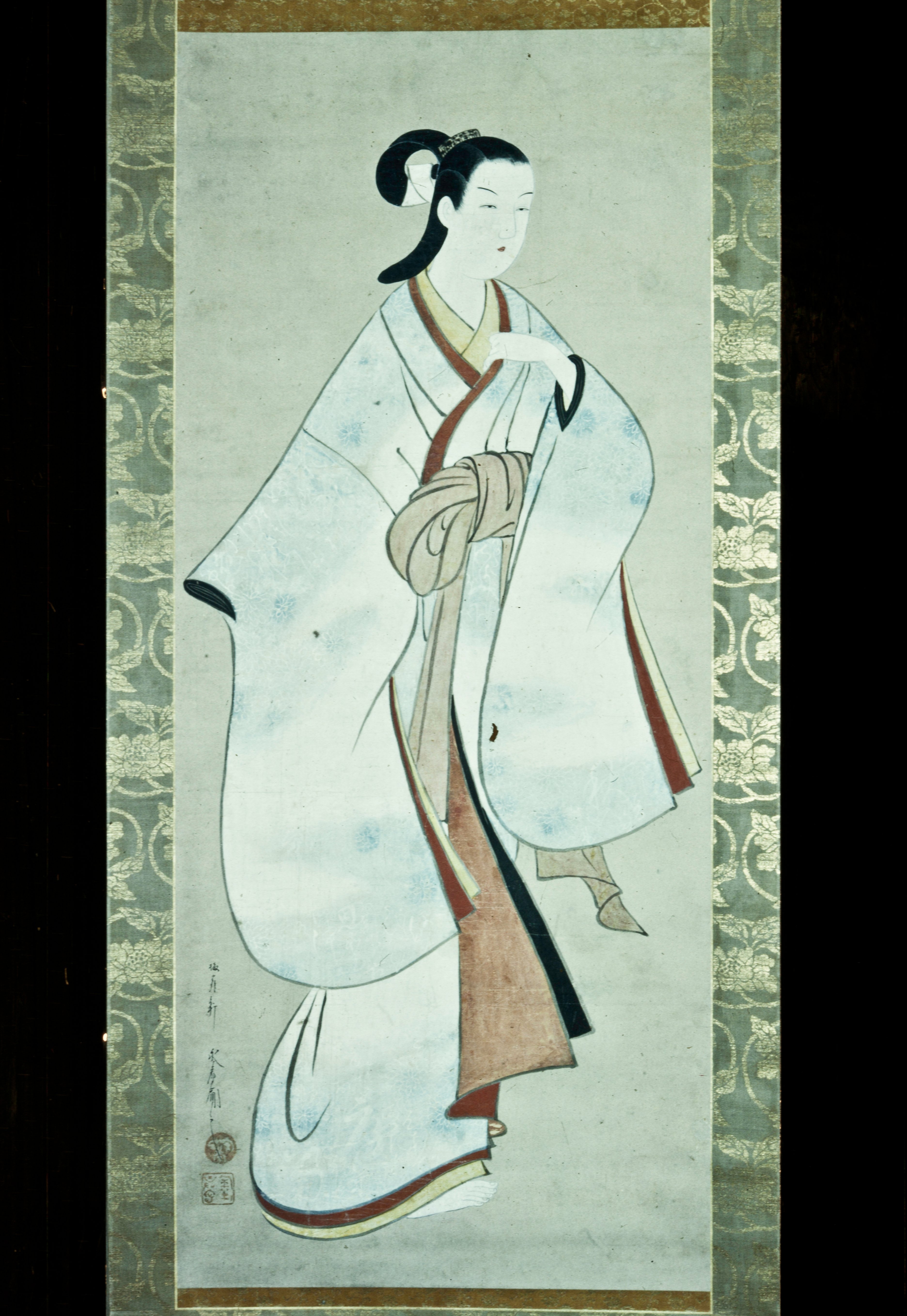 菊と文字文様の着物を着た遊女立姿