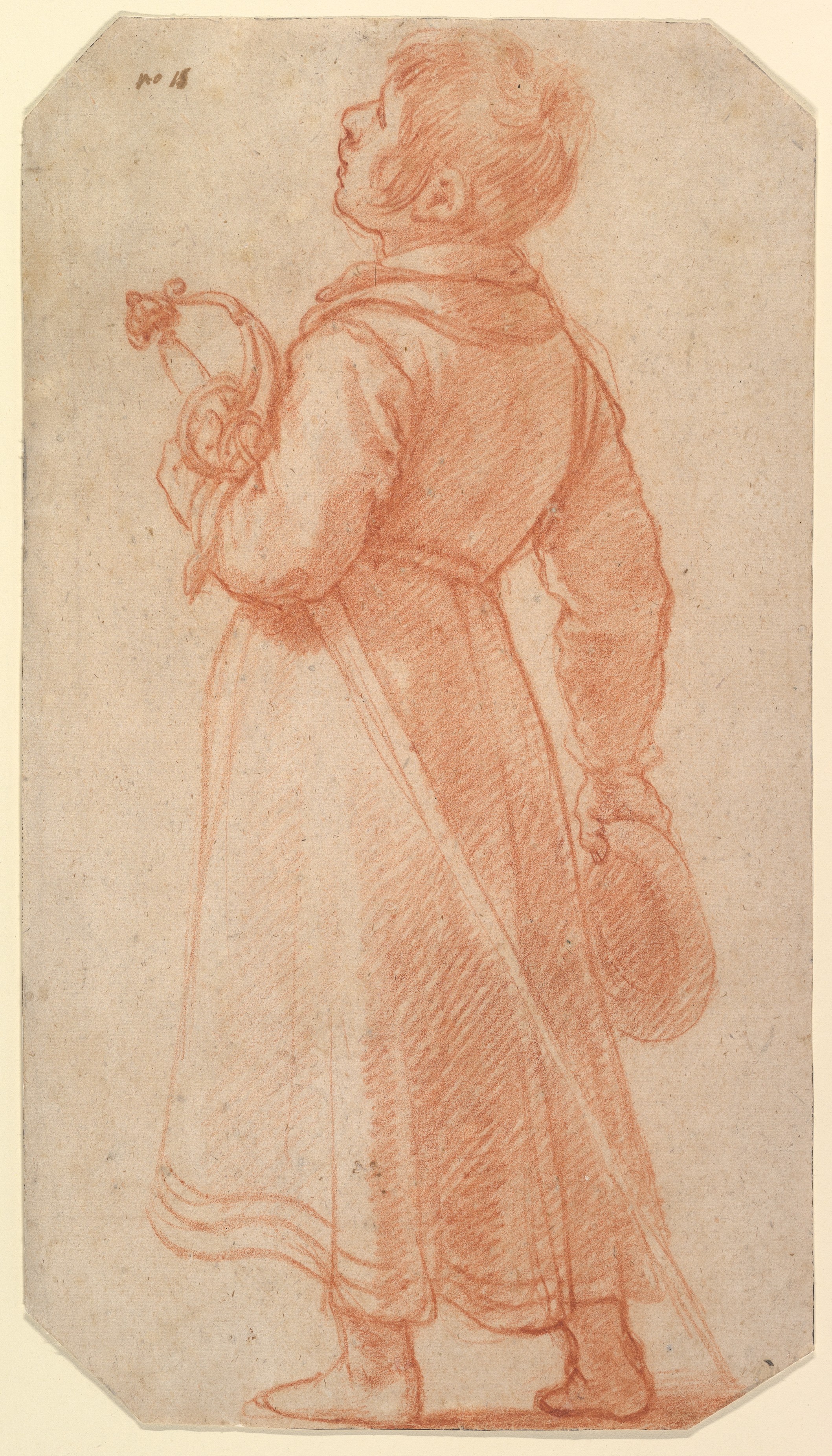 剣と帽子を持った後ろから見た少年