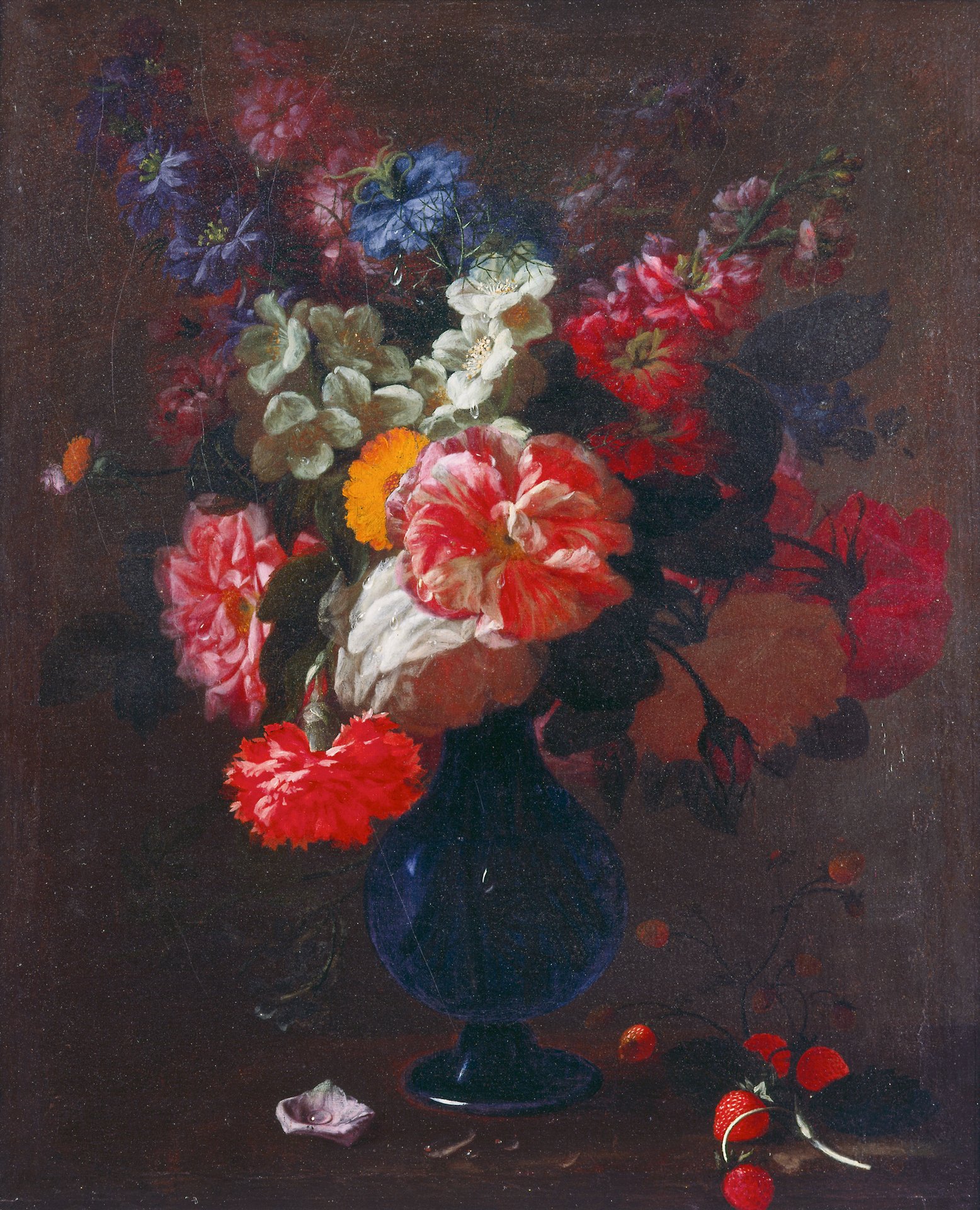 棚上の花瓶の花