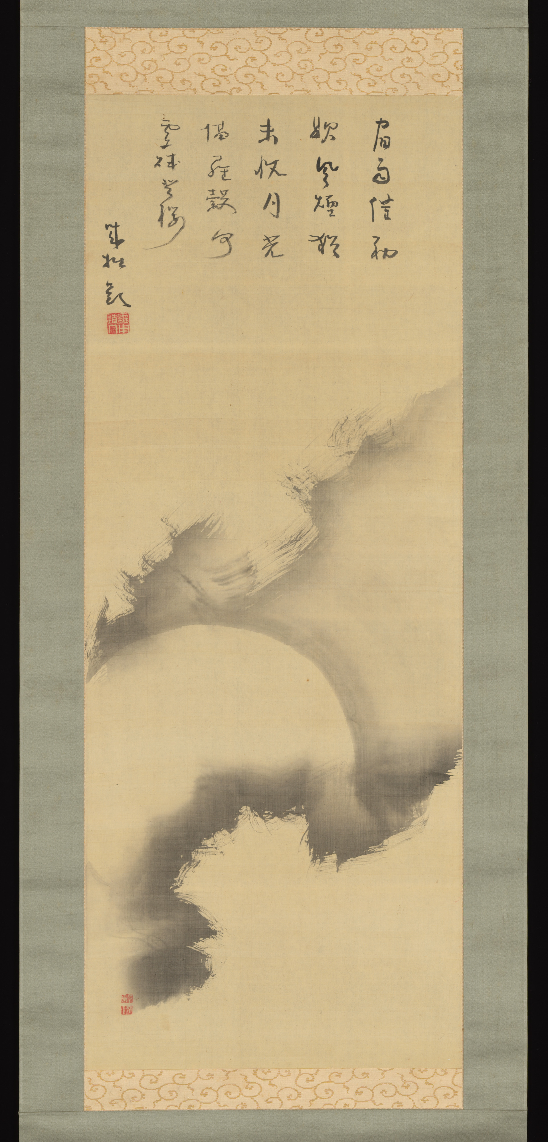 雲の中の月