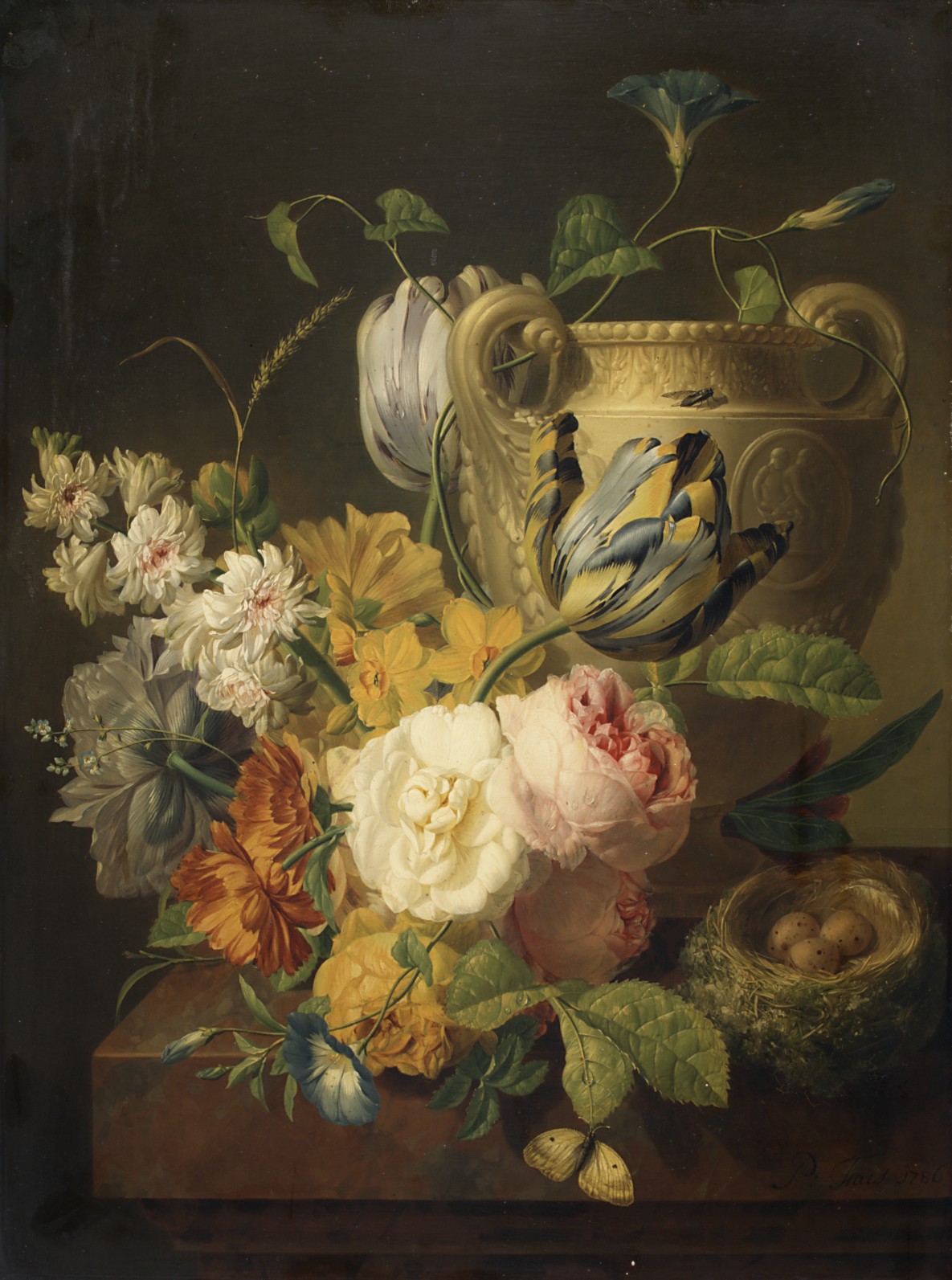 石の花器のそばの花々