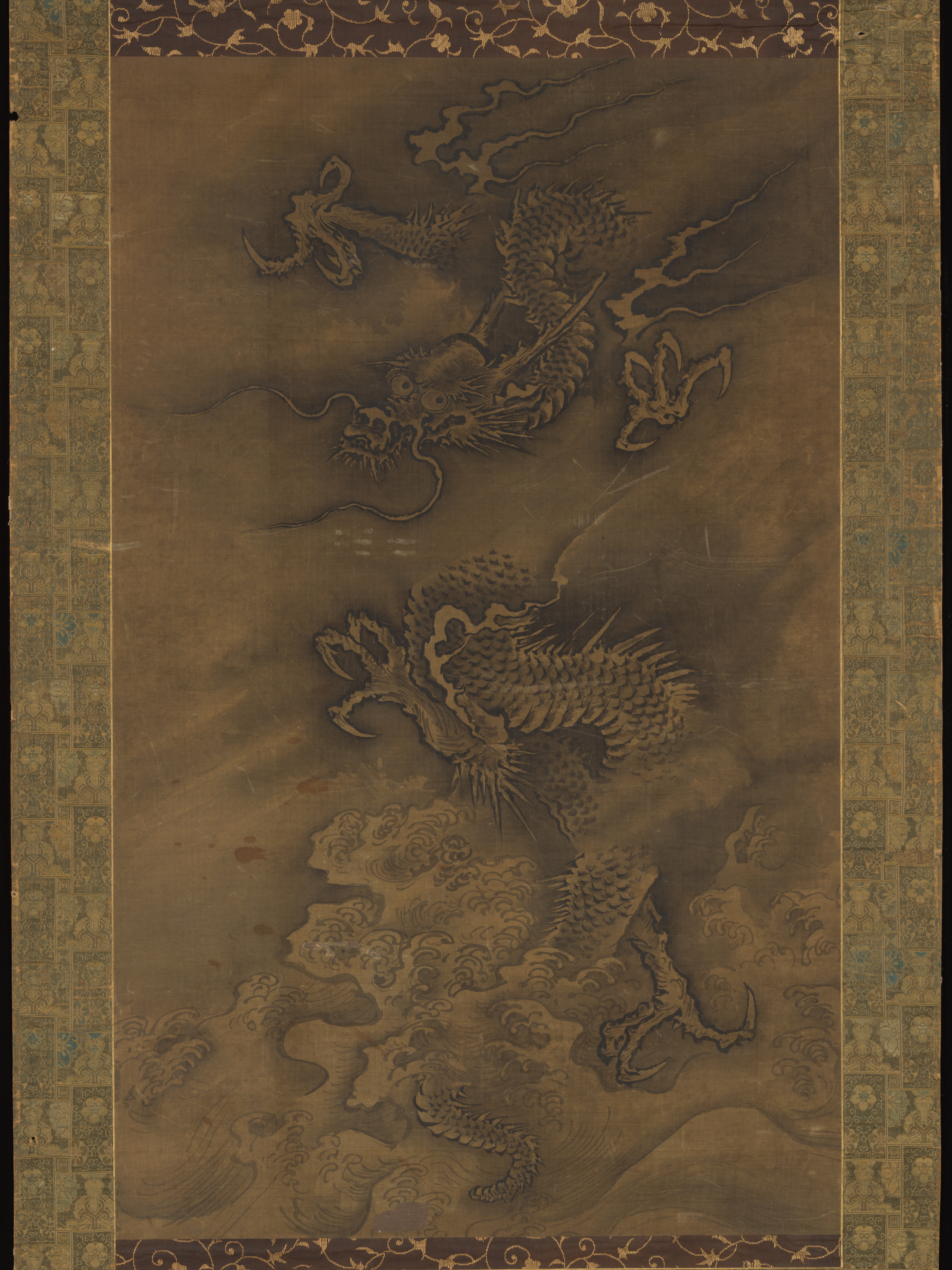 明代の匿名の雲と龍軸|雲と波の中の龍