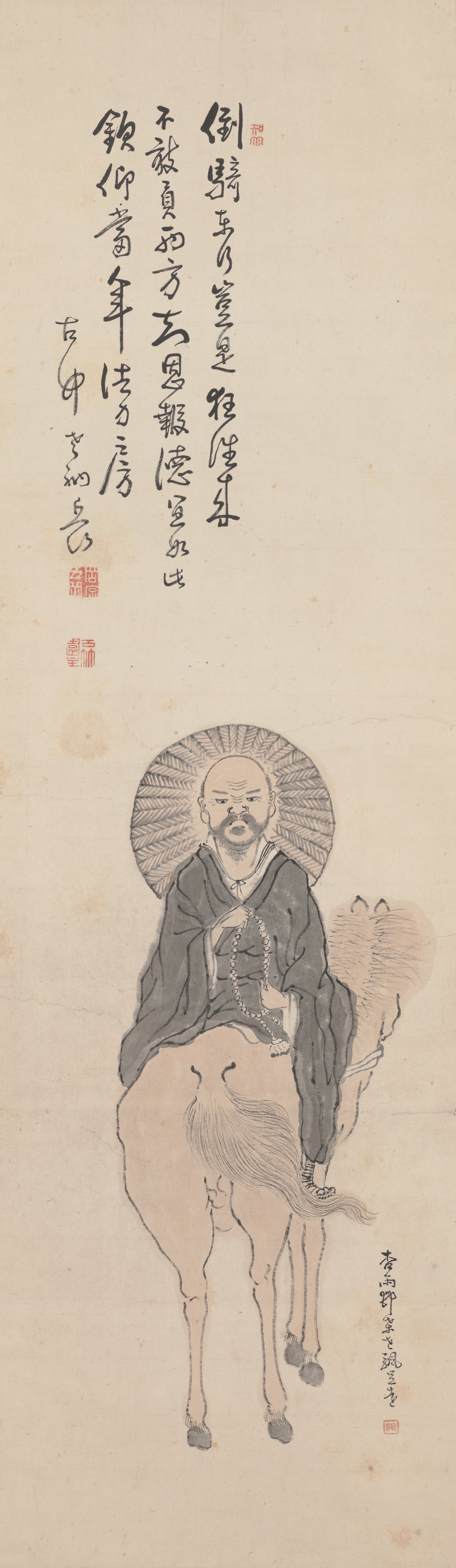 後ろ向きに乗る僧