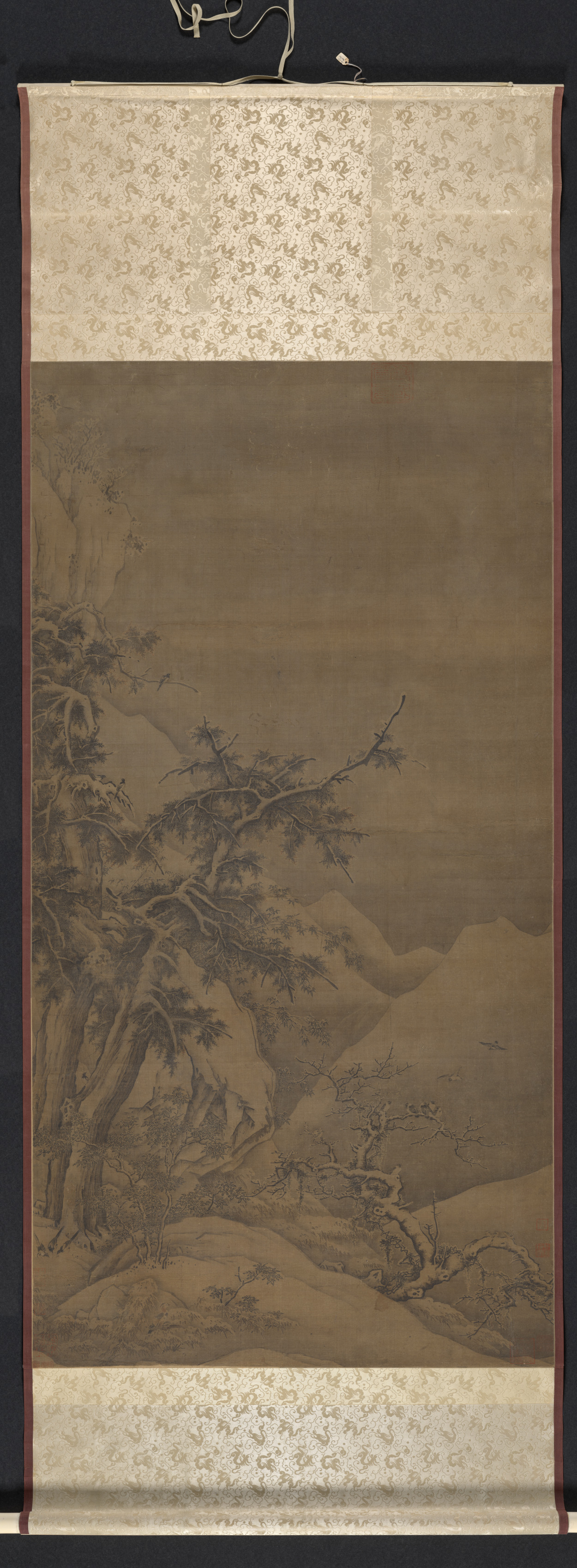 冬の山景の林の鳥