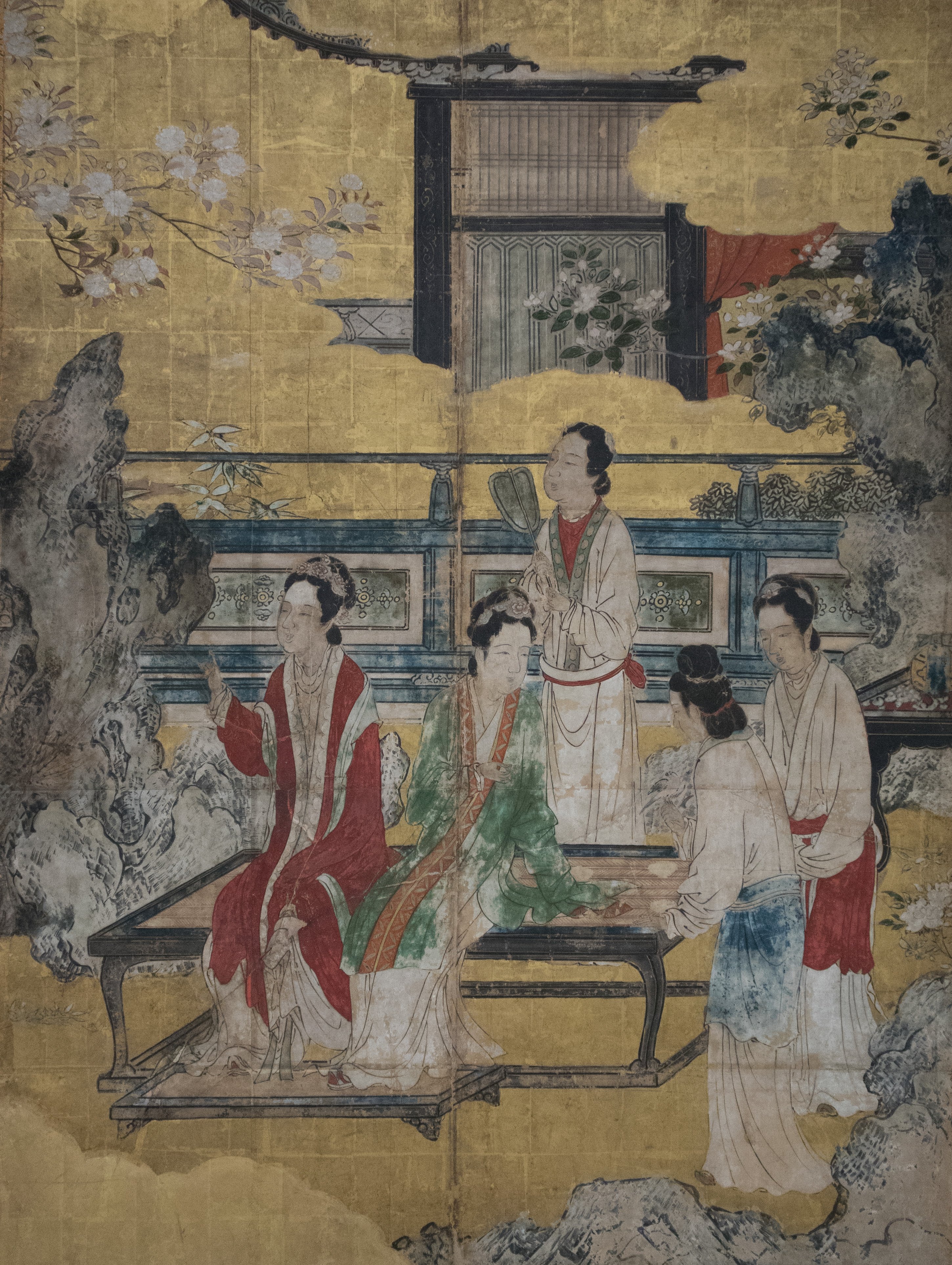 宮殿の庭園にいる中国人女性